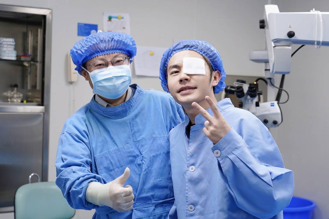 在好友的建议和详细攻略下,他选择了成都东区爱尔眼科医院进行手术.