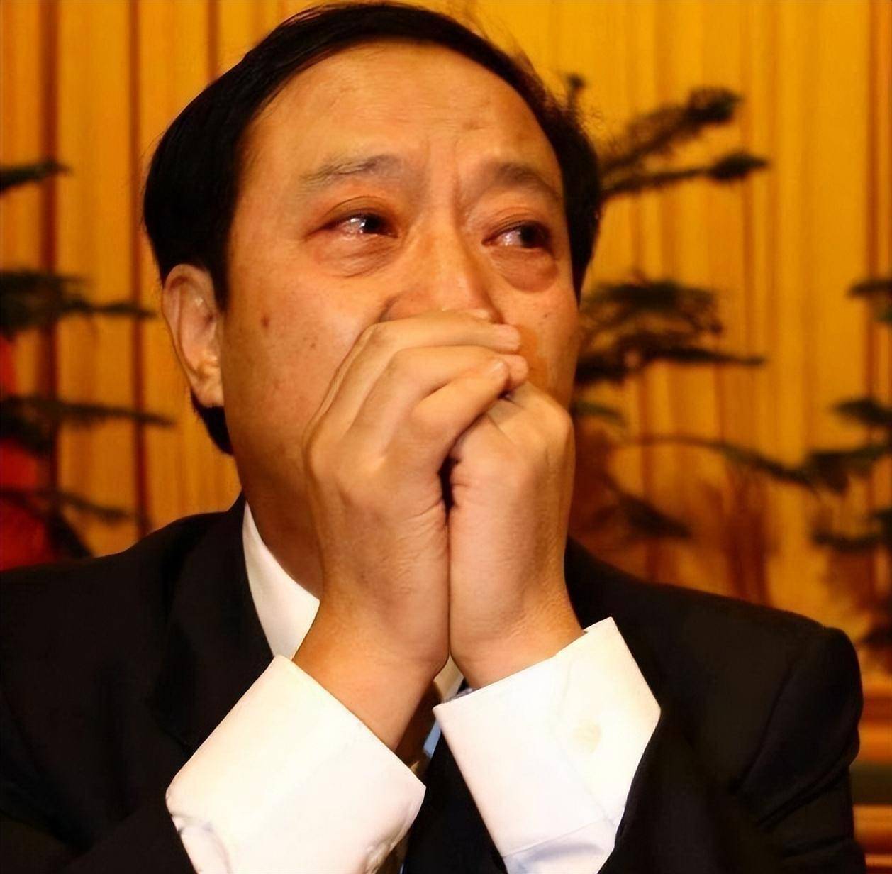 牛群:58岁与妻子离婚,64岁在节目中晕倒,离开冯巩后的他有多惨