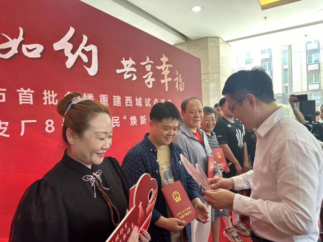 刘洋/摄"蜕变背后,桦皮厂胡同8号楼的改建工作亦有多个突破,一是70年