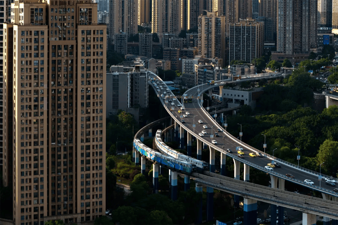 《交通年报》显示,2023年,重庆中心城区轨道交通轨道线网进一步加密