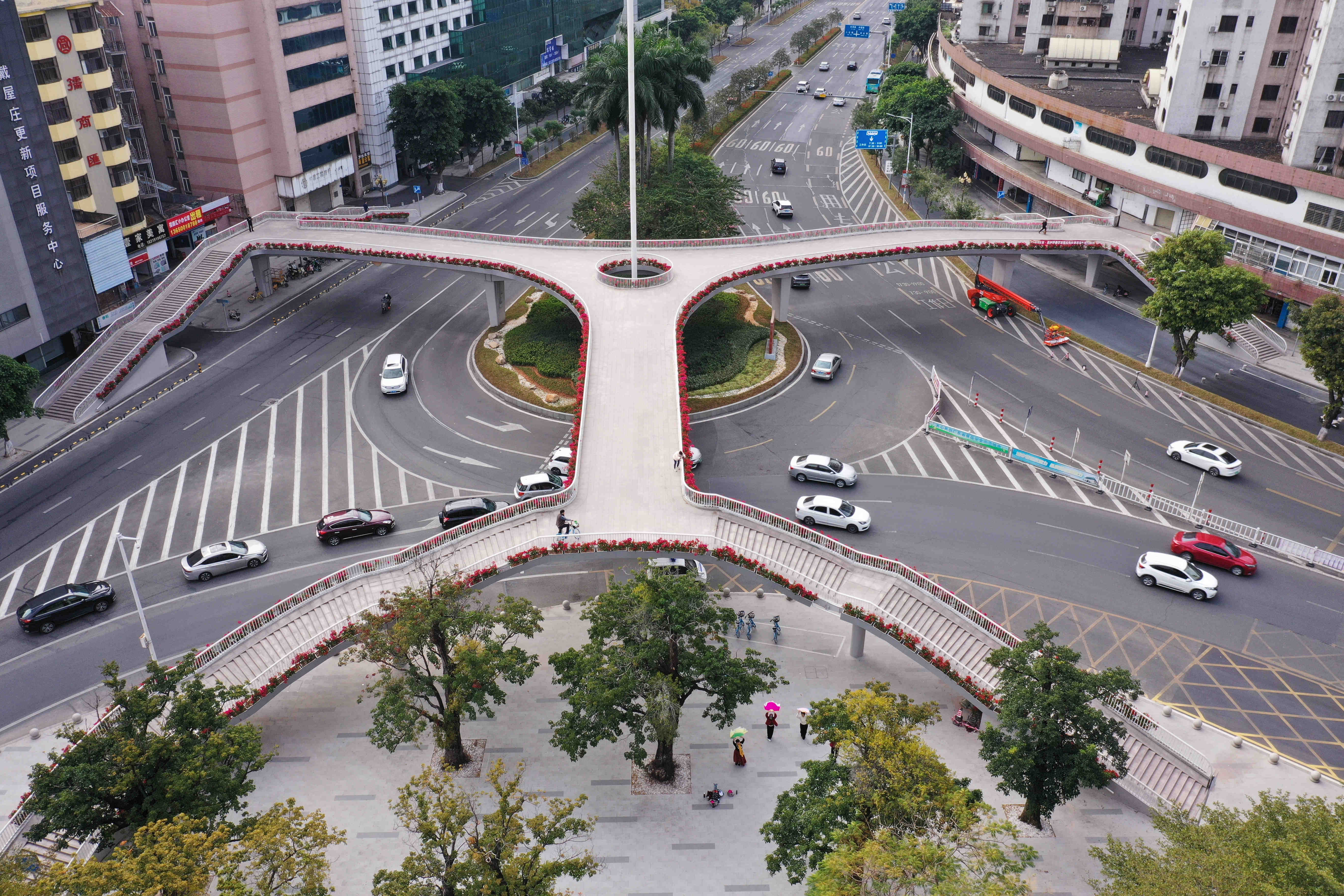 城市道路作为城市的"骨架,展现的是城市面貌,直接影响的是市民的出行