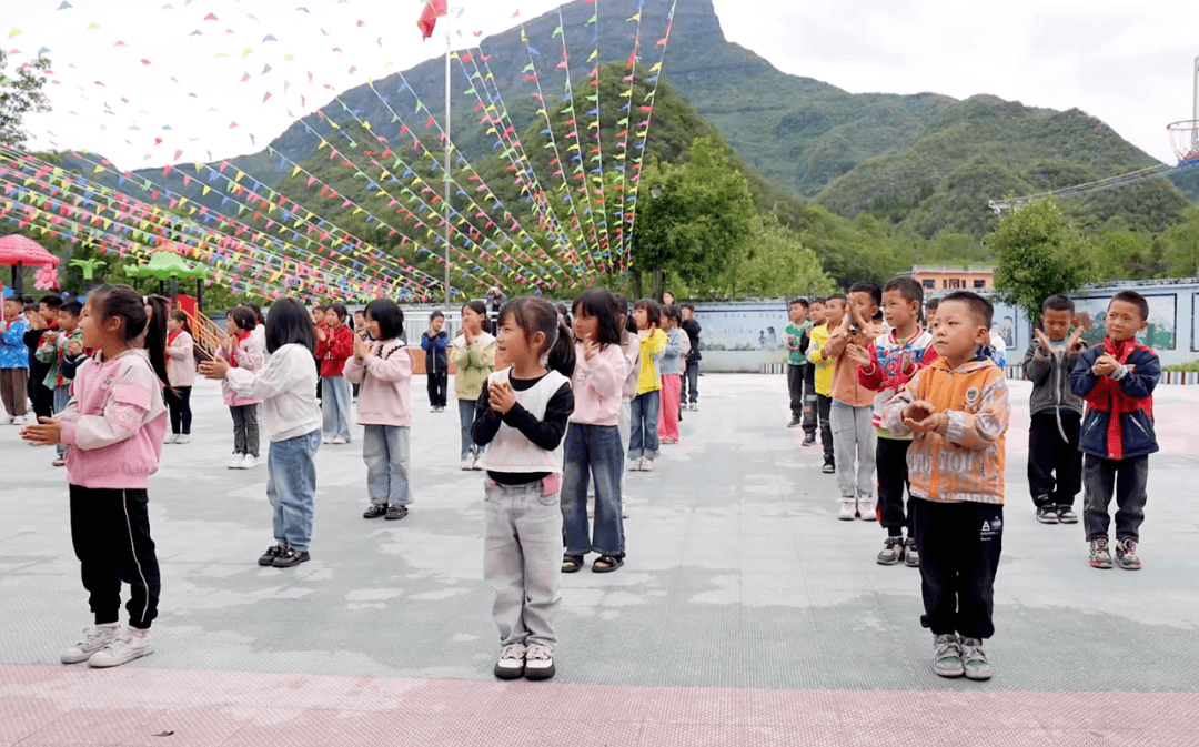 盘州:缤纷活动庆"六一" "益童"成长向未来