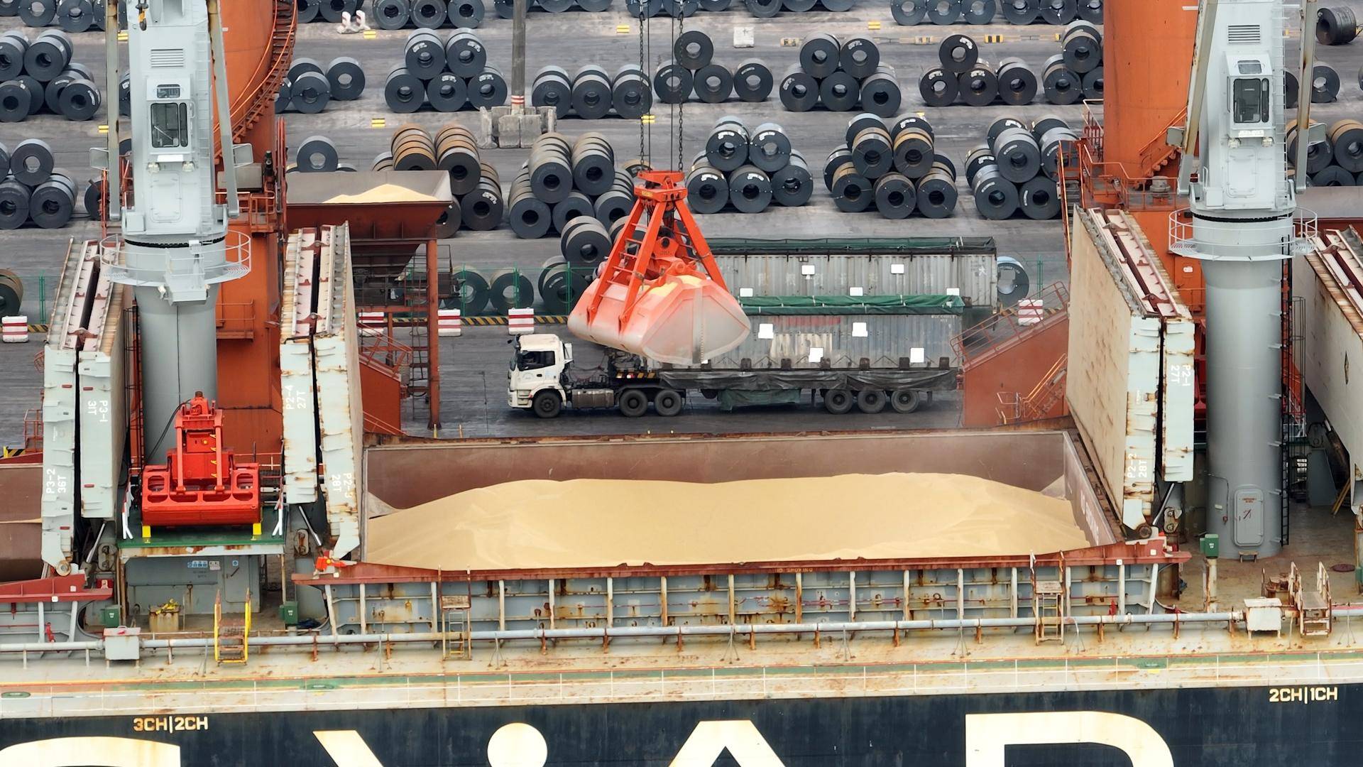 唐山港京唐港区首次"双船双泊位"接卸进口大豆