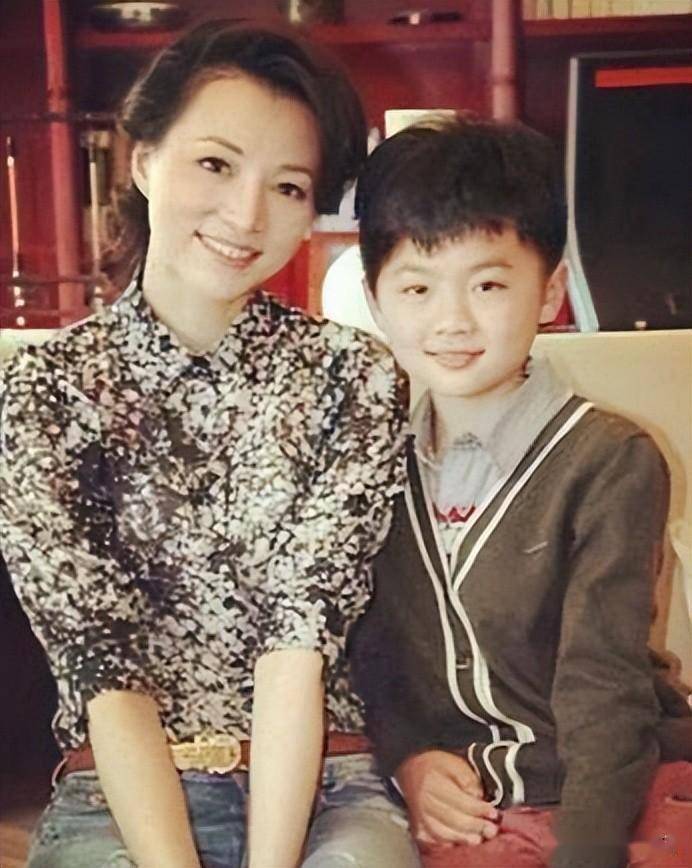 董卿现身儿子学校义卖,50岁素颜质朴,与路人合影状态松弛