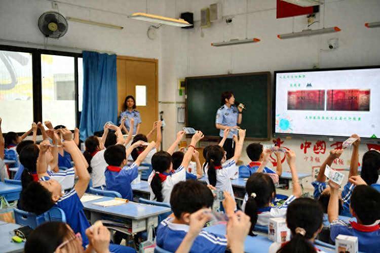 莲塘边检站"校外辅导员"走进深圳市安芳小学开展送课入校活动
