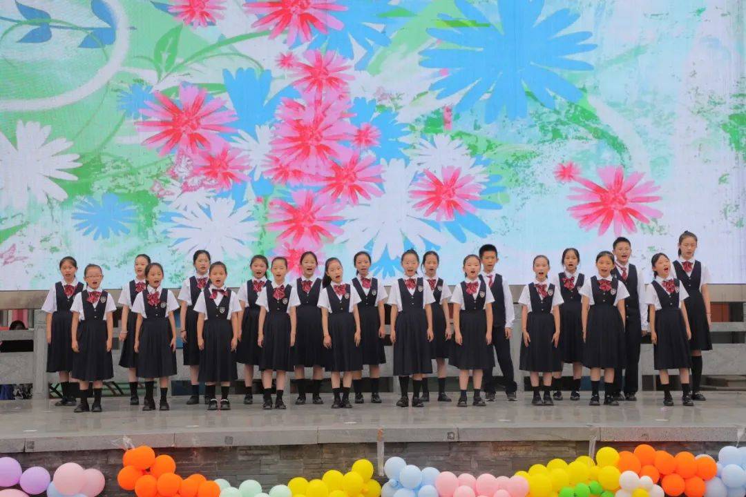 一年级绘本剧《青蛙卖泥塘》和《雪孩子》通过生动的表演,让孩子们在