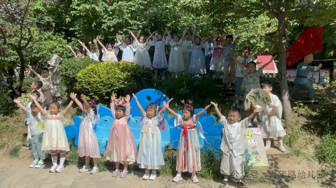 请看青年路幼儿园古诗词吟诵活动!