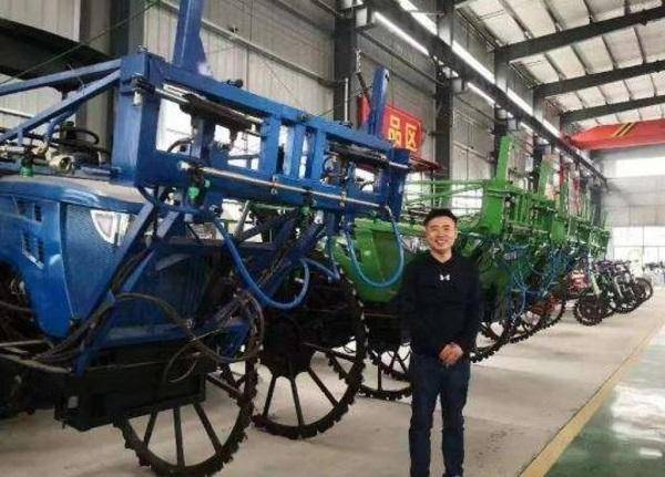 牛超团队成功研发出的3wpz-1000型高地隙三轮植保喷雾机不轧苗,重量轻