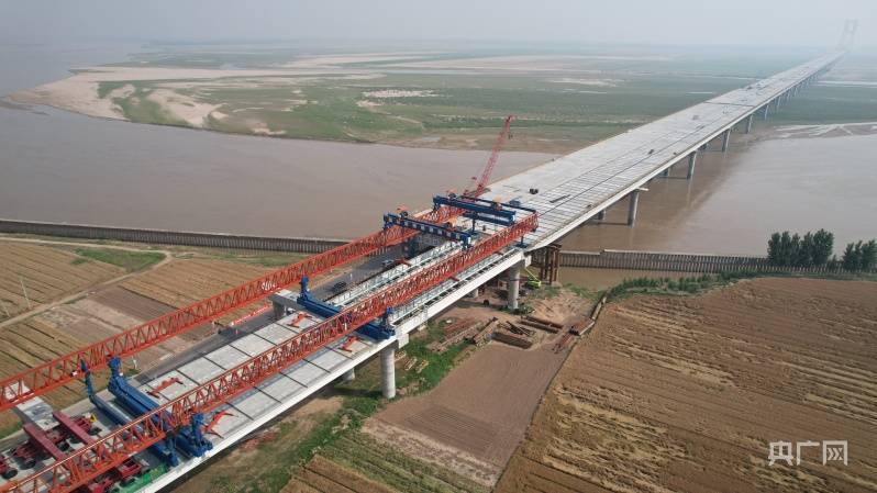 黄河高速3标项目南堤内引桥左幅工字组合梁架设完成