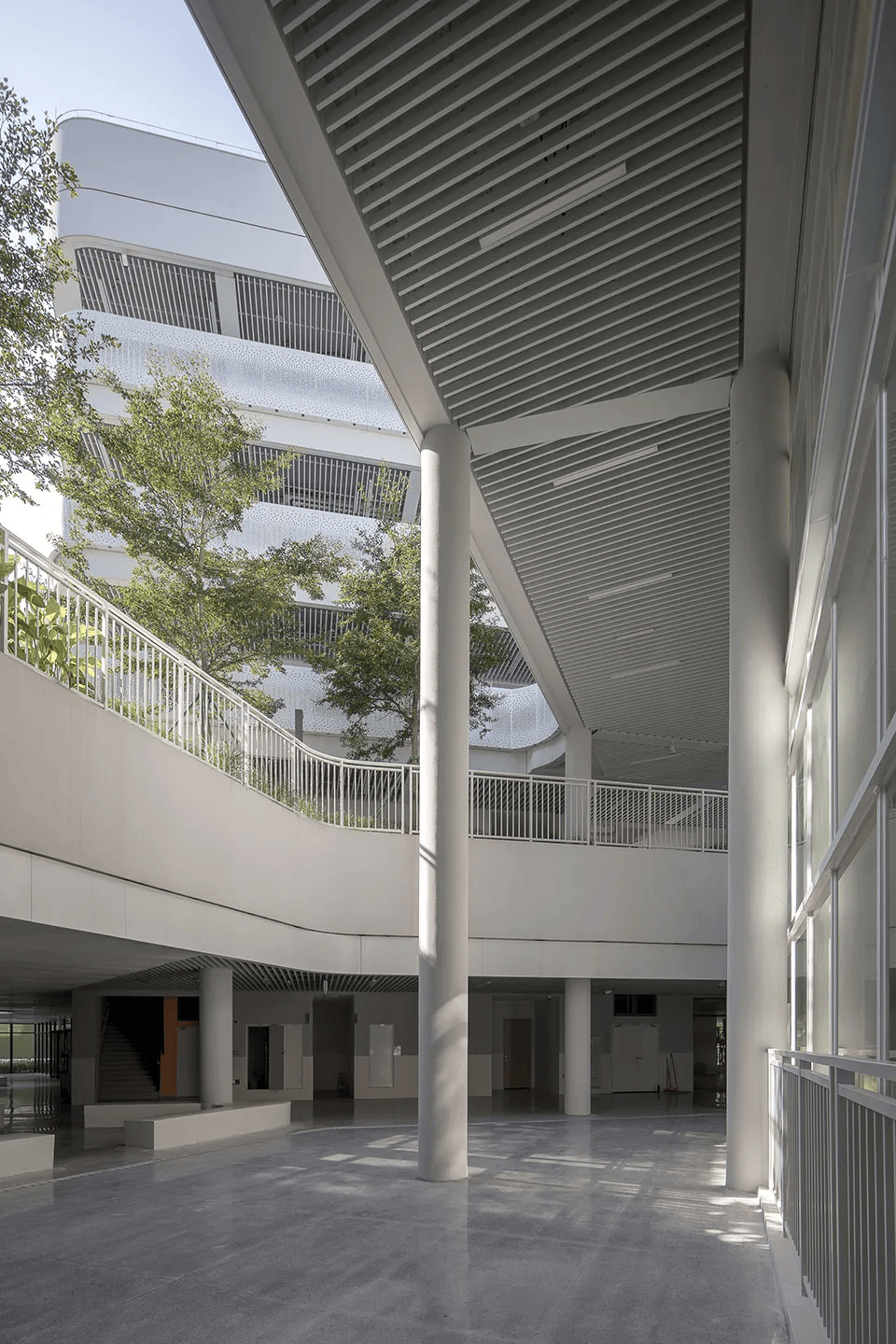 学校的考察,设计中结合steam教学理念创建一条教学主轴线的"书院街"