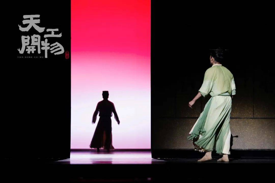 会试将临,全国英才遍布京都,页页圣贤之言,如宫墙高耸,如命运之壁.