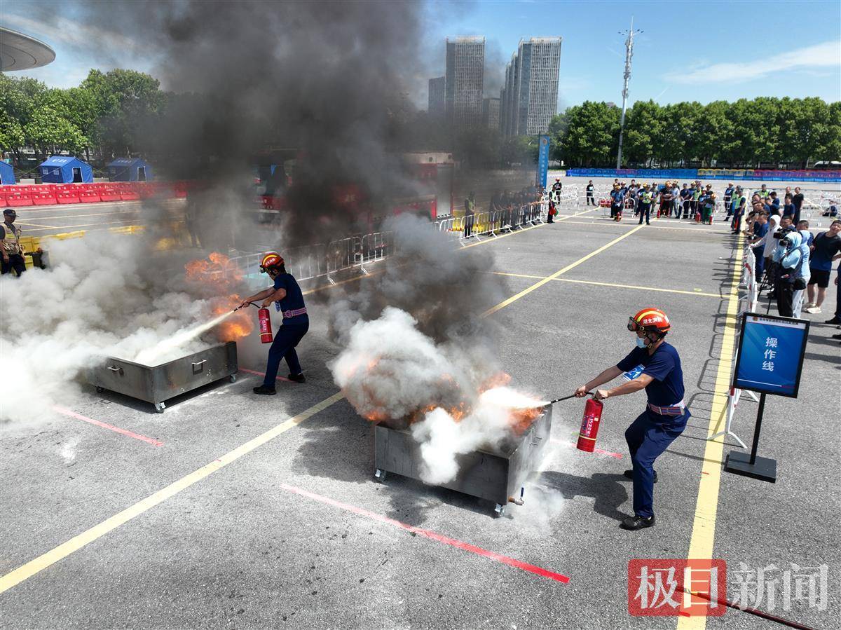 武汉消防员双龙拳图片