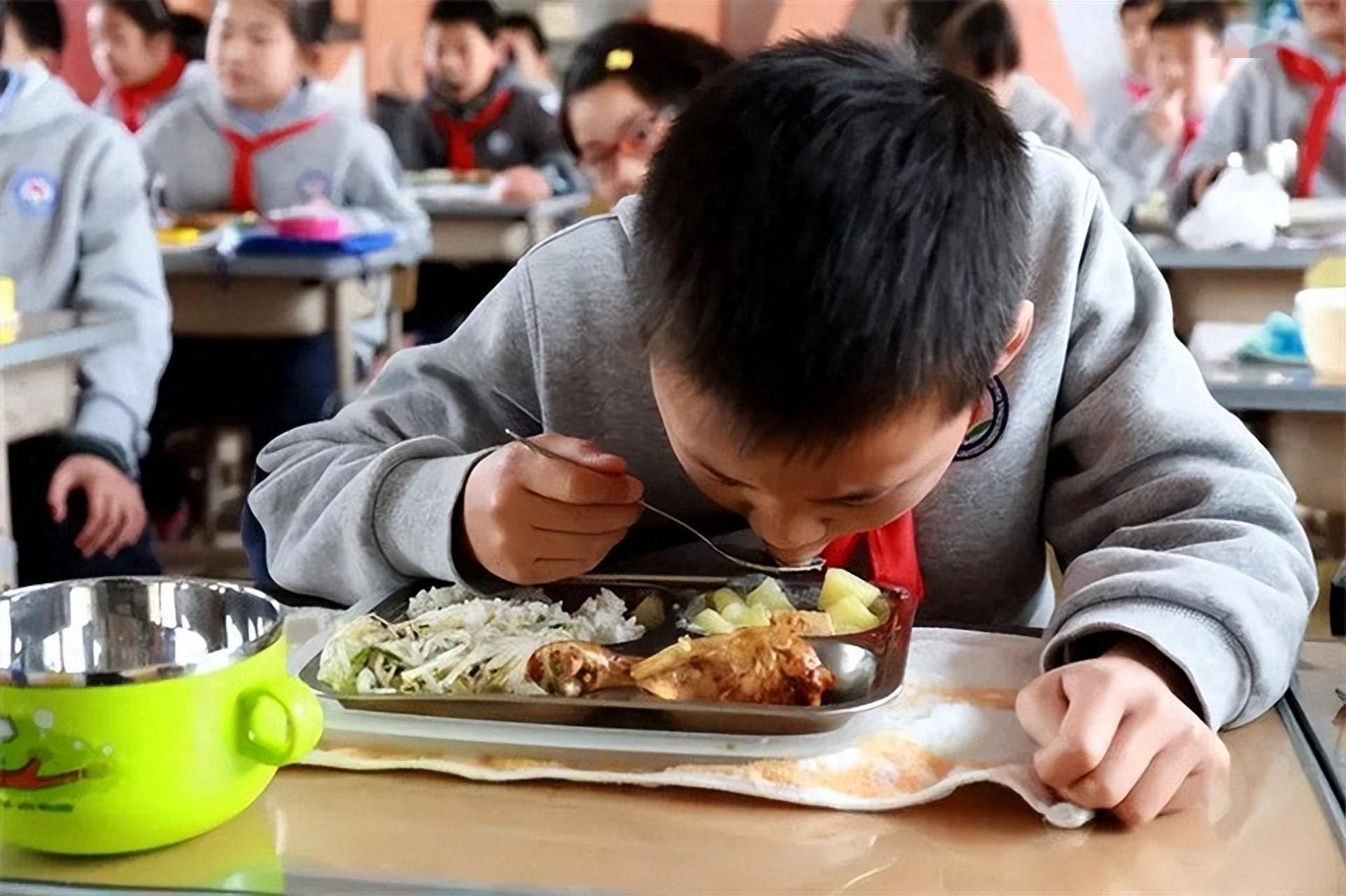 惊心!郑州一小学食堂被曝用霉变食材给学生供餐,学校紧急整改
