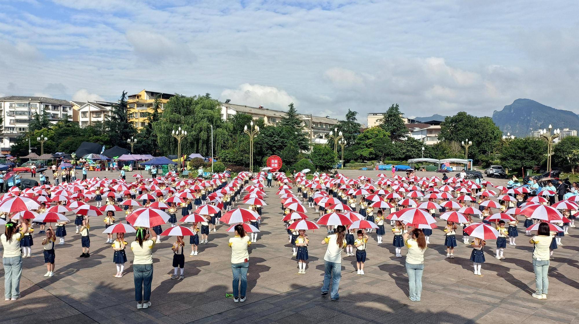 施秉县晨阳幼儿园师生共出"雨伞操"(龙艳 摄)施秉县第一小学儿童节