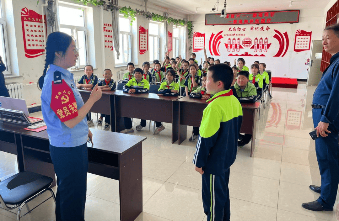 5月31日,包头市土右旗禁毒办走进敕勒川高级中学,开展禁毒宣传活动.
