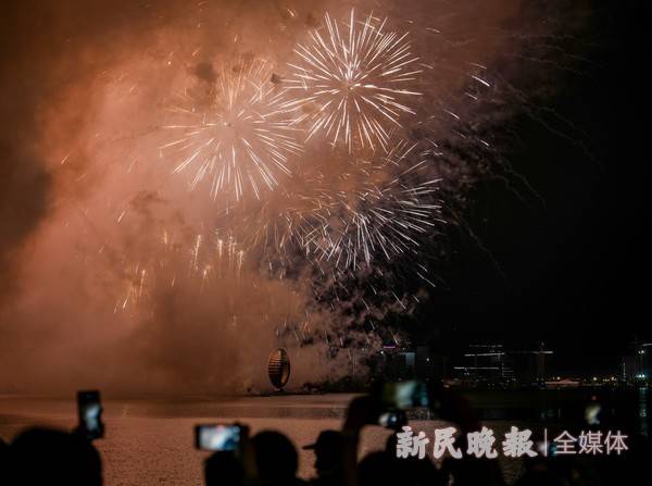 "滴水之恋"2024滴水湖烟花秀精彩绽放