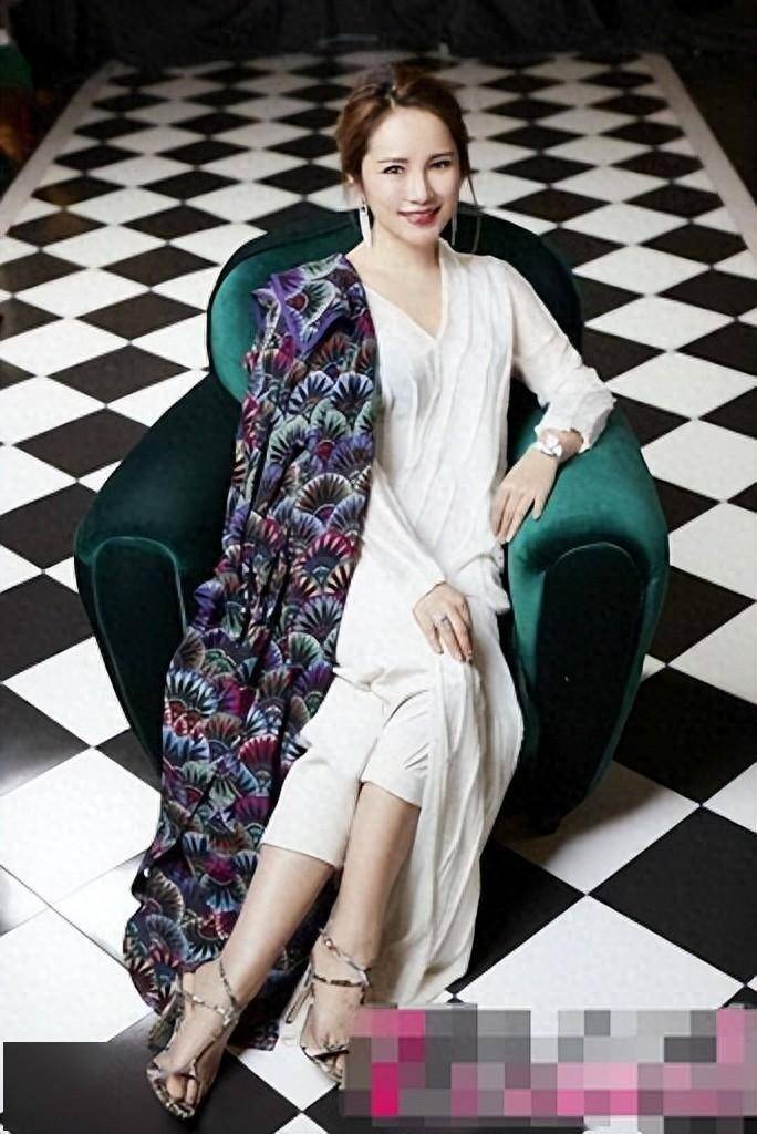 她是甘比赴上海必约老友,视爱马仕为身外之物,深谙豪门生存之道