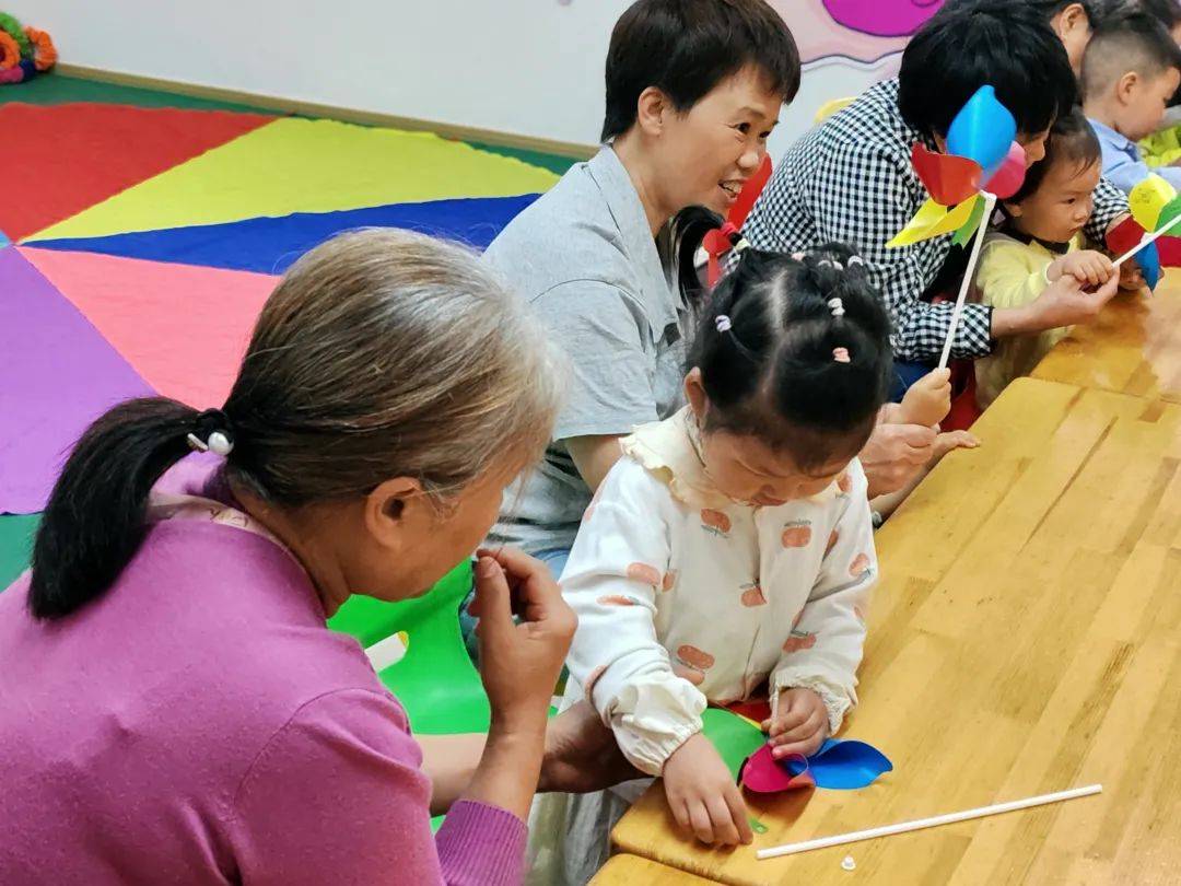 上有老下有小怎么办？“老幼共托”社区来了_服务_儿童_老人