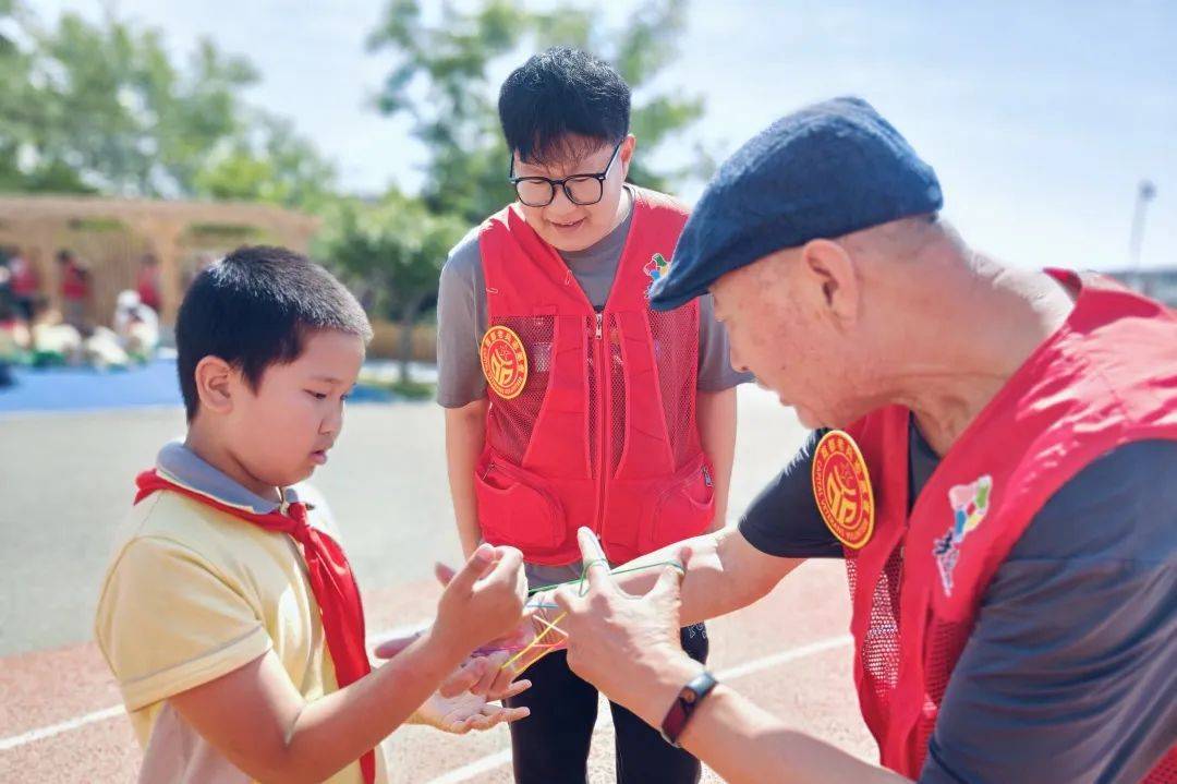 追忆纯真本色,共度快乐六一翻绳,滚铁环,弹球,丢沙包,跳皮筋带领学生