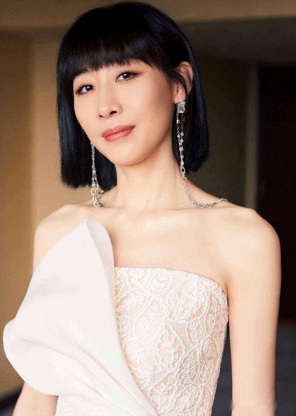 大嘴,驴脸,平胸,长相普通却硬要演"绝世美女",谁给的勇气?