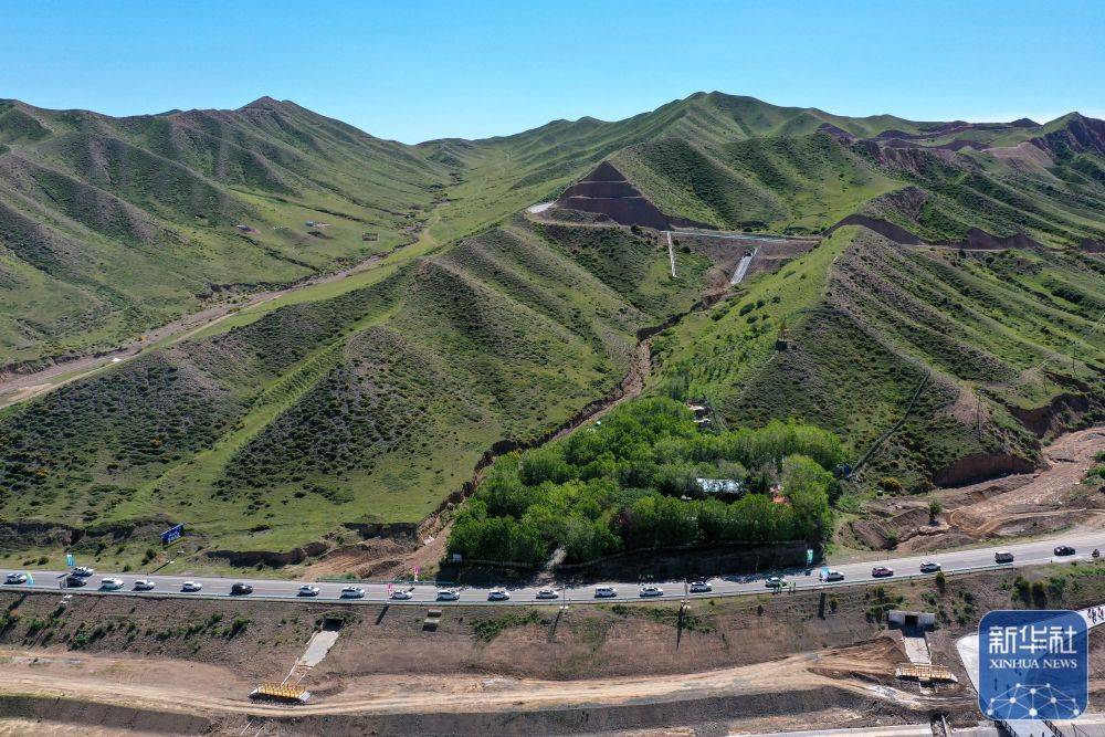 6月1日,在新疆塔城地区乌苏市独库公路驿站,车辆出发前往独库公路(无