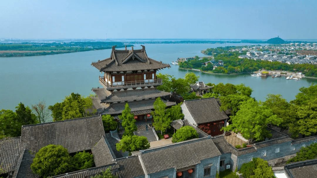 当然,这里的风景也不错,尤其站在北固楼上还能俯瞰整个镇江的景色.