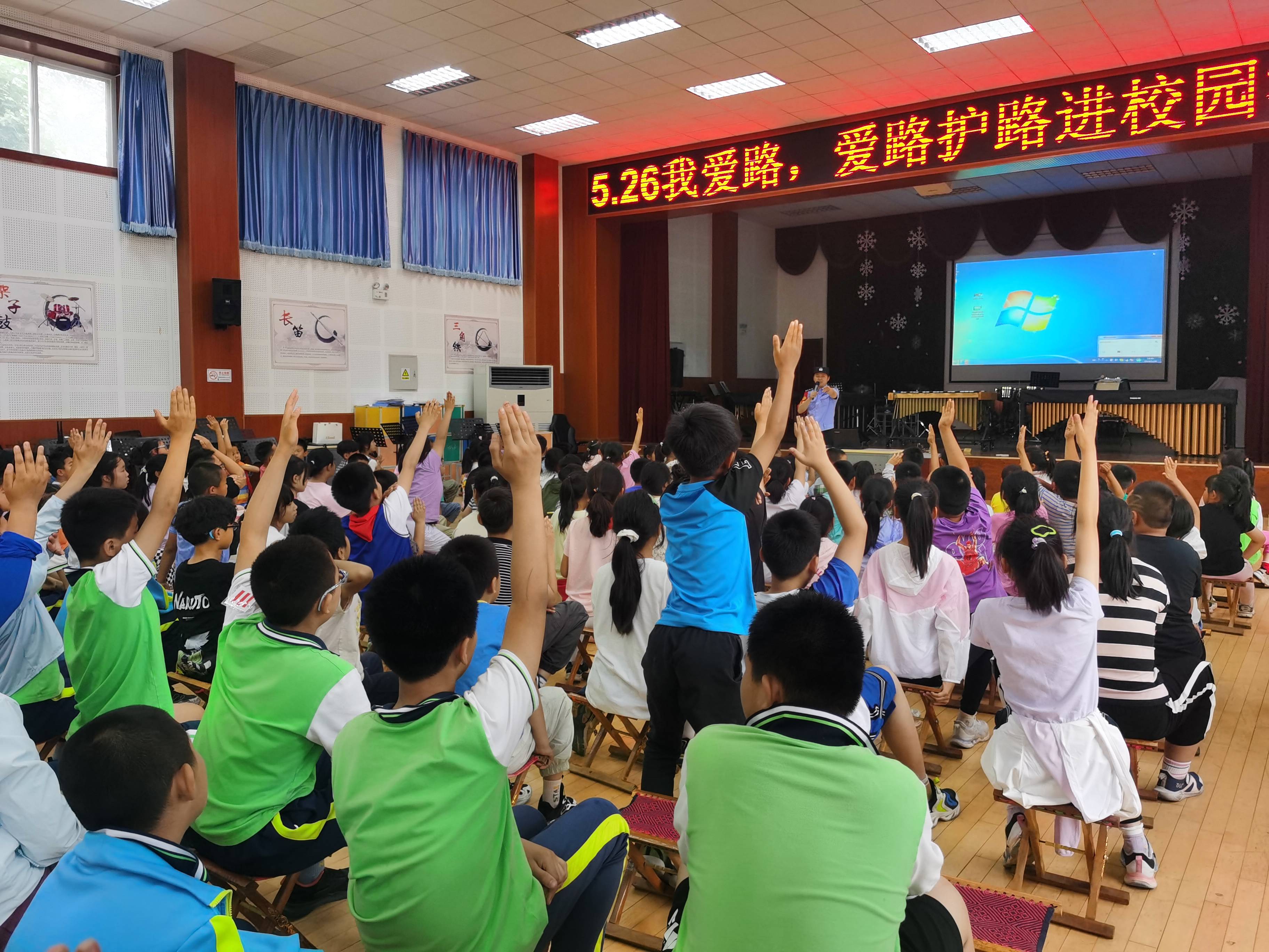 儿童节前夕 北京铁警深入站区开展安全出行宣传活动 六一