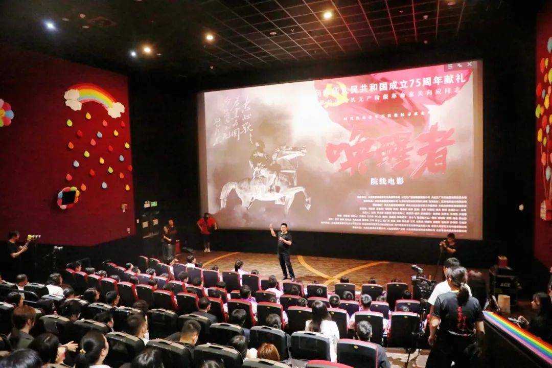 一是电影《唤醒者》男二号的饰演者正是大连艺术学院优秀毕业生姜寒