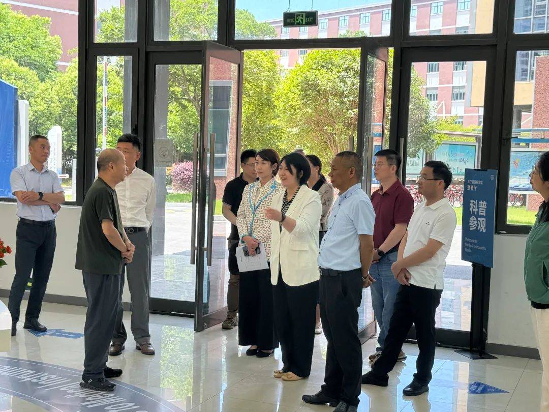 健康产业,县人大常委会副主任朱忠民,局党组成员,副局长张峰陪同调研