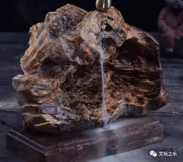 这件《随型*倒流香》为天然崖柏陈化瘤疤料,精美纹路,随型雕刻,动态感