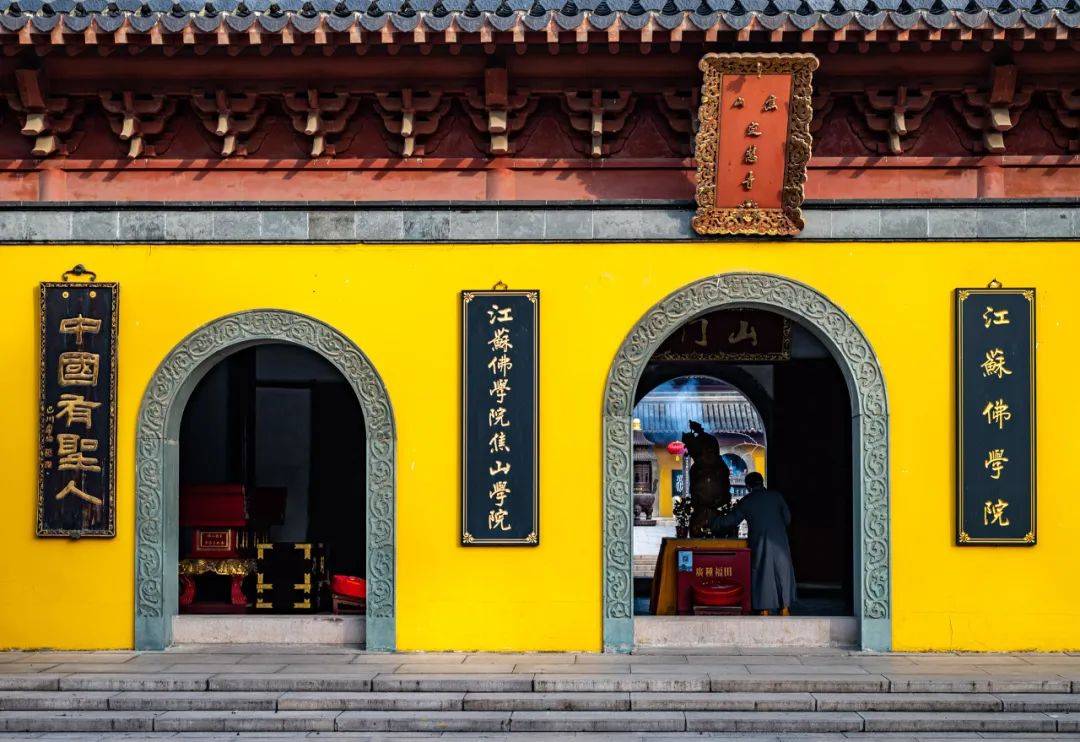 与金山"寺裹山"不同的是,焦山因寺庙楼阁等建筑均掩映于漫山苍松翠柏