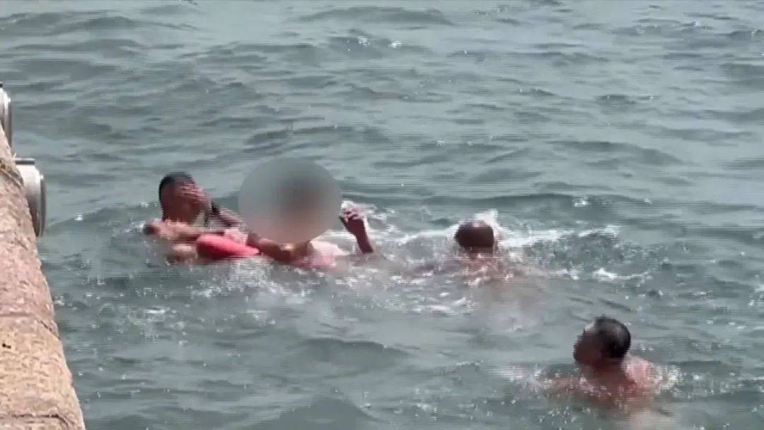 "巧克力大爷"跳海施救青岛:有人海水遇险04保护青少年安全度夏山东