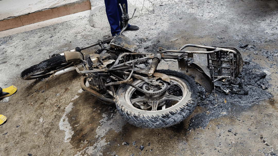 失控经询问父子俩得知将摩托车火势扑灭立即展开灭火行动消防员到达