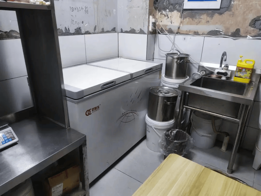 理由1,就餐环境整洁明亮,外卖封签使用规范,餐具消毒到位;2,厨房操作