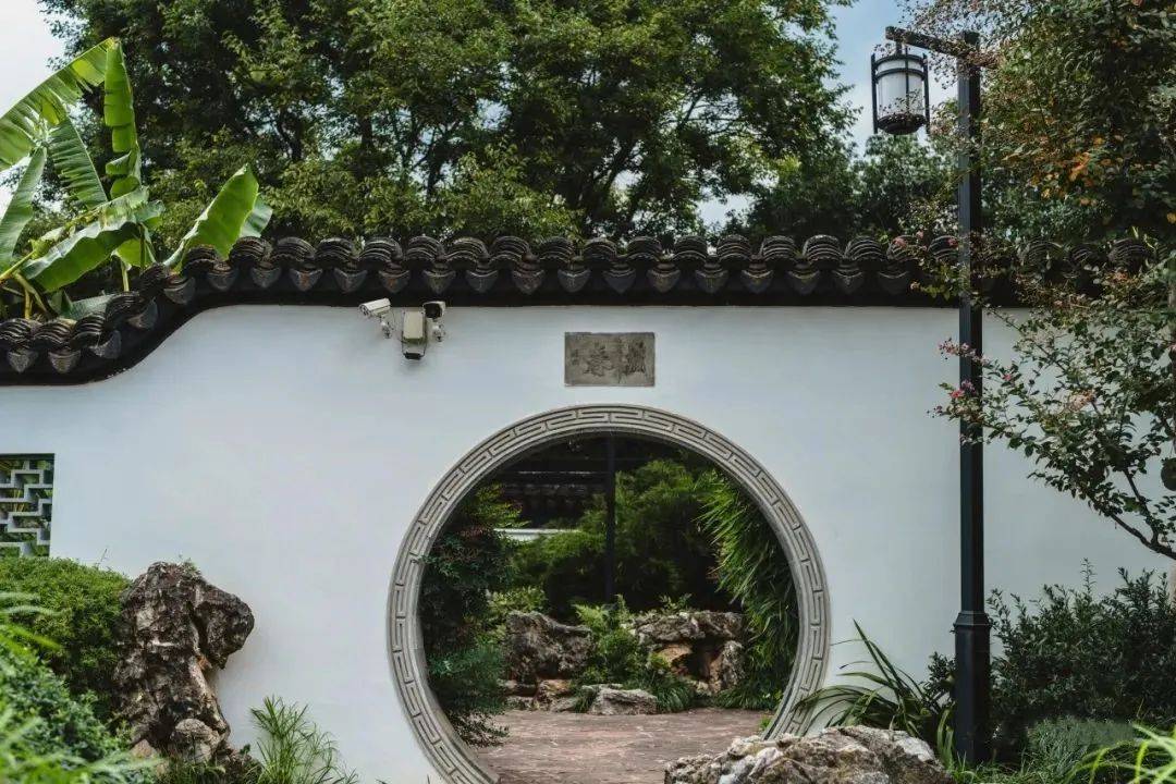 图源:小红书博主"咚咙呛91(昆明周边游)"授权使用园中的花草,楠木