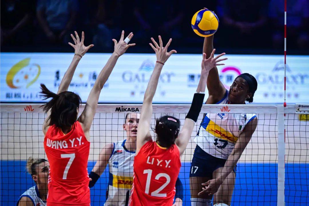 中国女排惨败意大利 世界排名被日本超过 朱婷又成替补 球迷怒喊:蔡斌