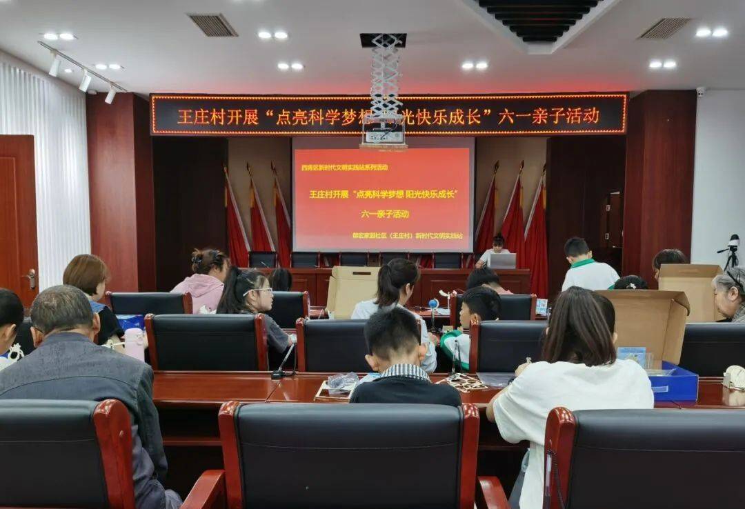 现场设置了10项手工科学小实验,需要家长和孩子一起配合完成,主要制作