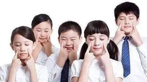 别小小年纪就带上厚眼镜 远离近视注意4大细节_孩子_维生素_眼睛