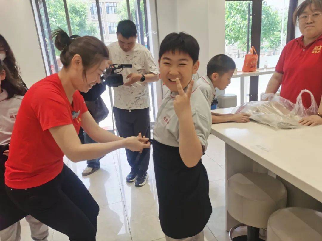 阳光100中学的同学们走进济南超意兴餐饮有限公司,体验当店长的一天!