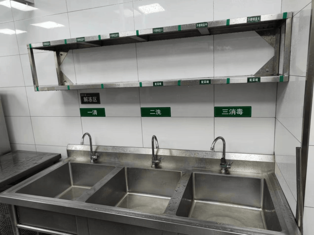 3,加工间水池张贴专用标识.