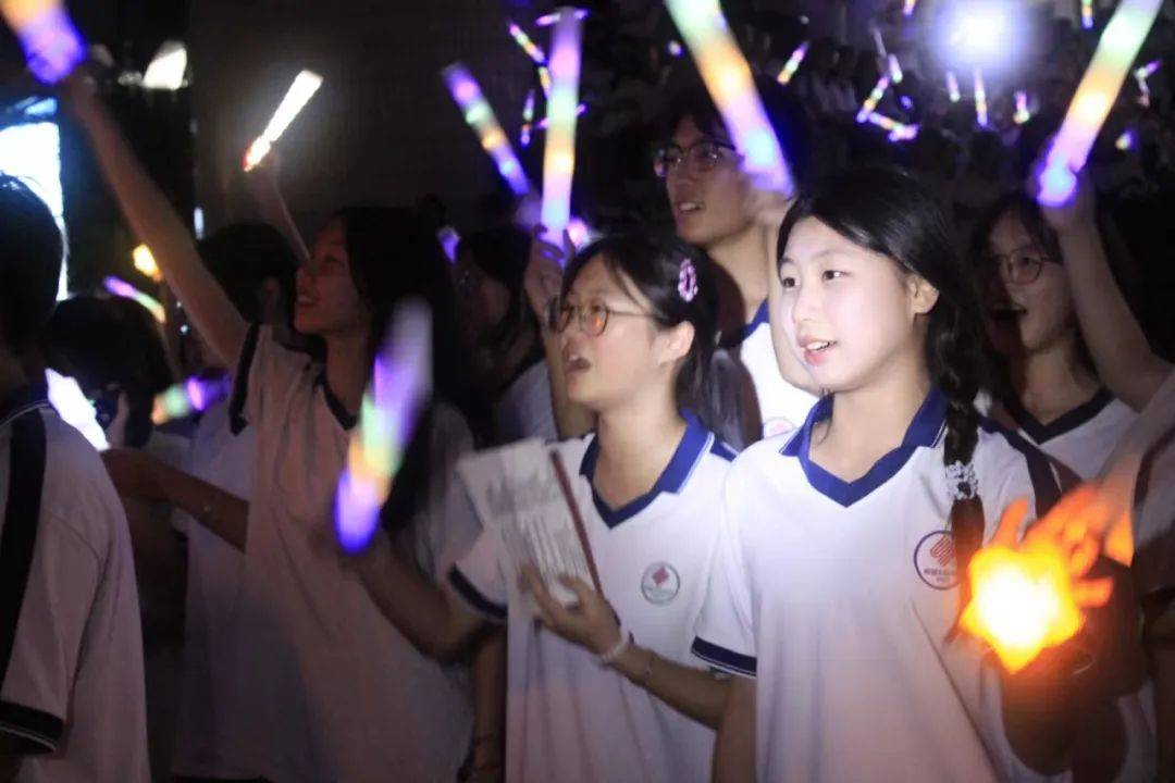 禅城实验高级中学高一高二的同学用led灯在教学楼前空地摆起cs win