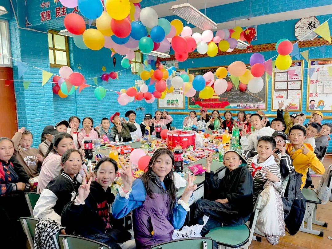 在理塘县牧区双语寄宿制示范小学举办了一场别开生面的共创活动