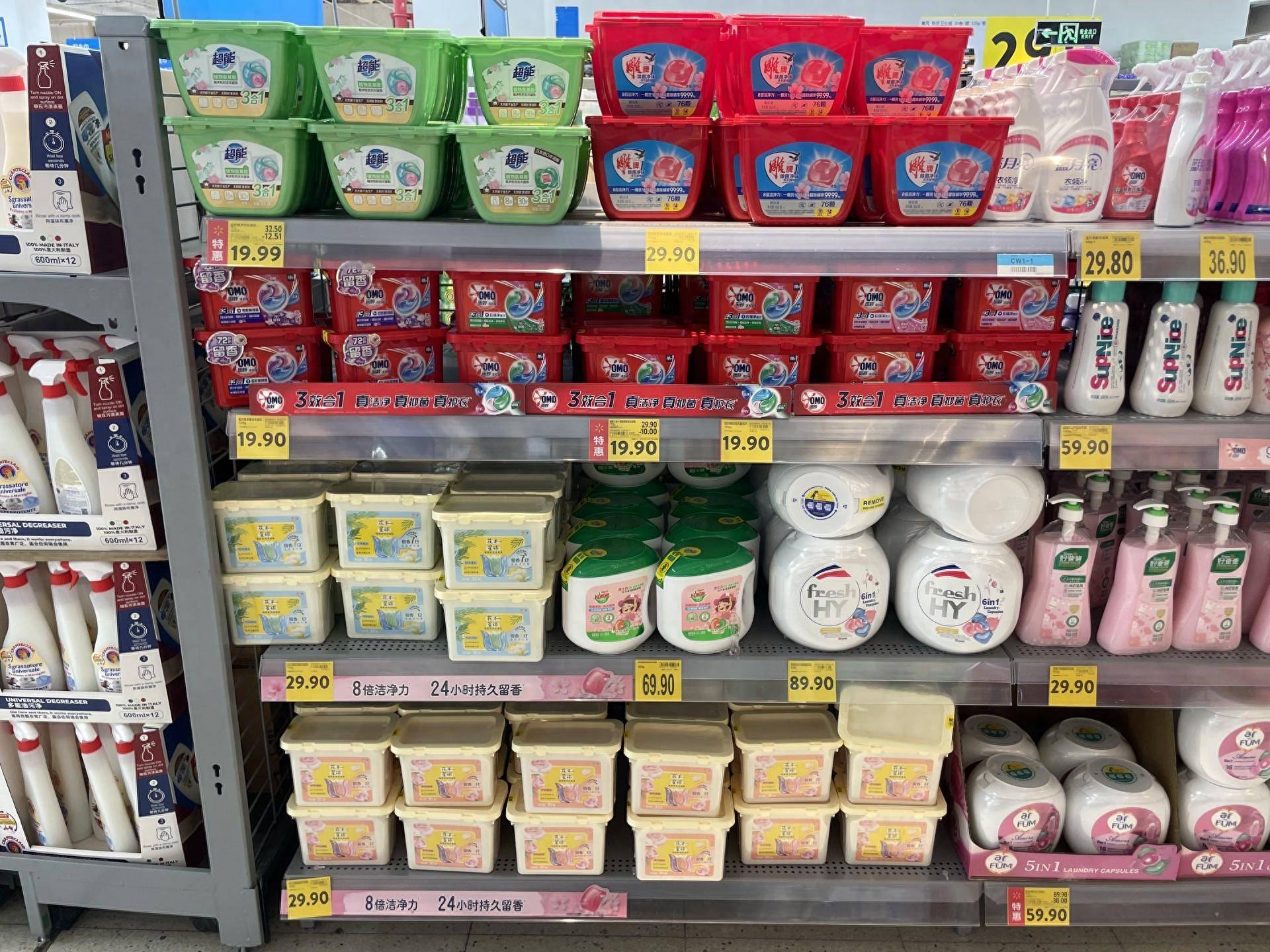 线下超市里,洗衣凝珠的市场占有率也在不断攀升.
