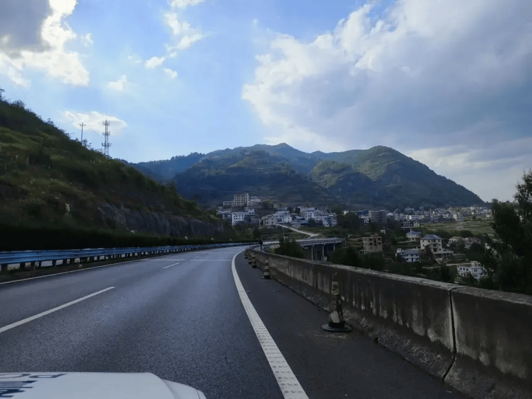 蓉遵高速(仁赤段)箐基岩隧道出口,急弯,长下坡,事故多发蓉遵高速(仁赤