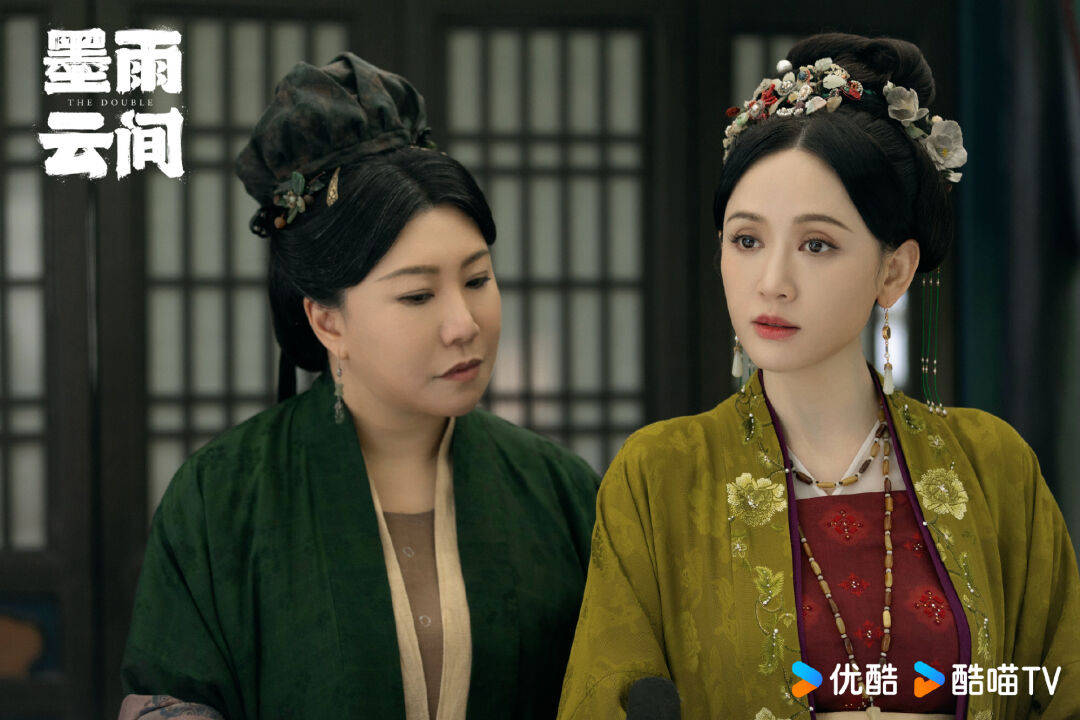 有网友发现,《墨雨云间》里吴谨言奔跑回眸的镜头复刻了张天爱在