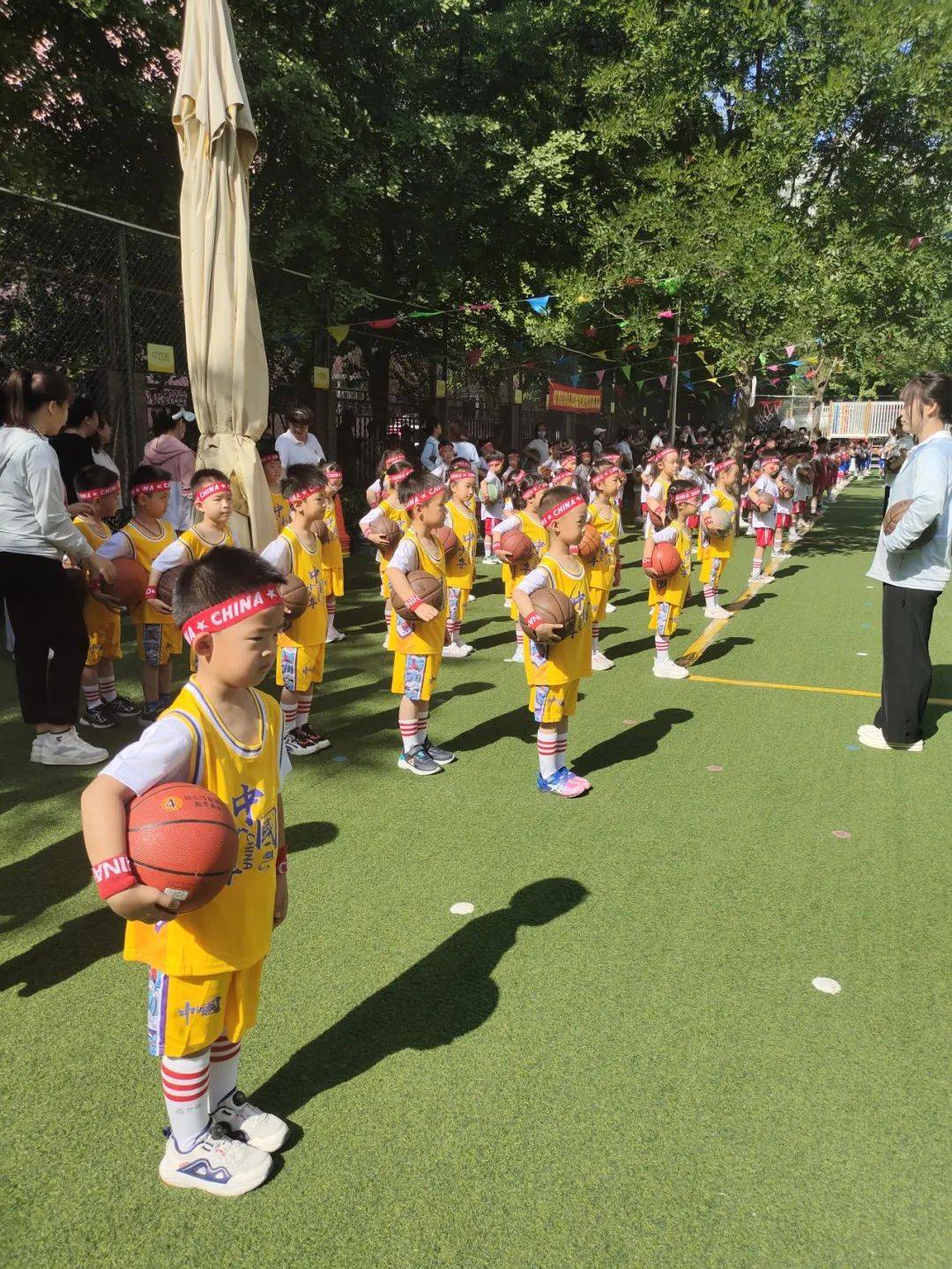 sports大一班篮球操展示让我们先来欣赏大班幼儿带来的篮球操展示吧!