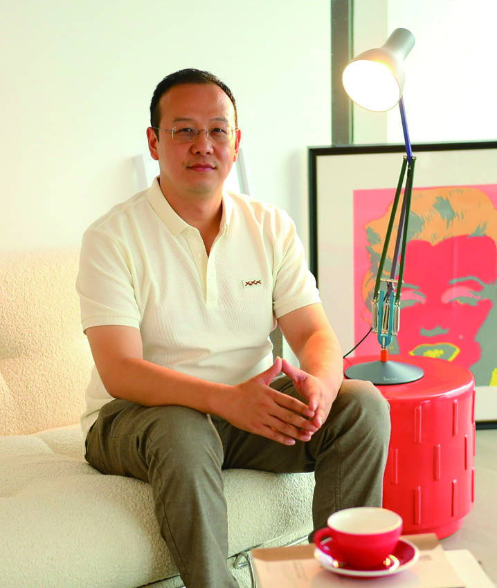 杨进简介杨进是一位兼具多重身份的创作者——编剧,制片人,策划人