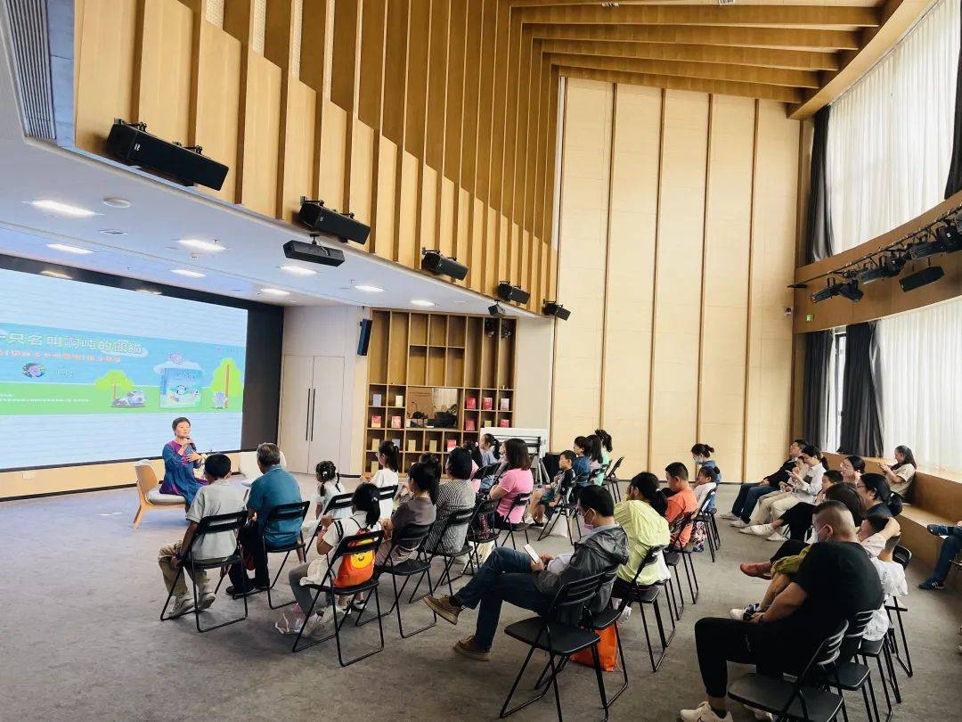 突发其想的灵感让她写下了她的第一部儿童文学作品——《小翅膀》.