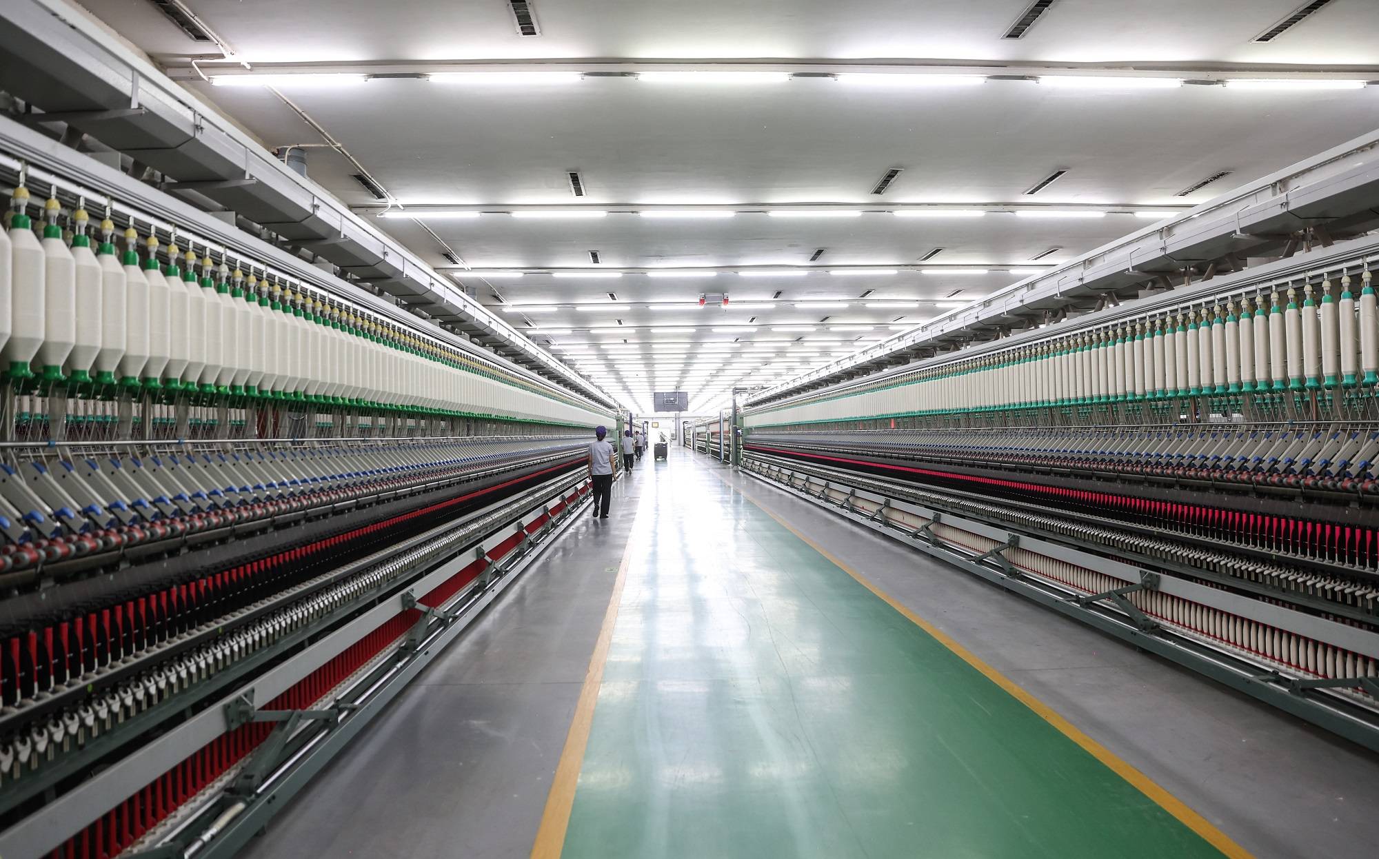 这里生产的纯棉纱线最高可达300支,比头发丝还细,直径不到0