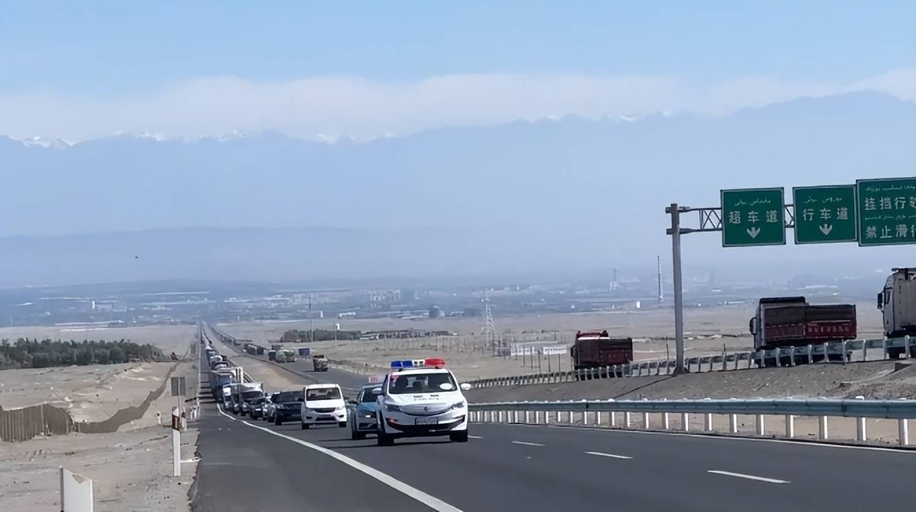 6月5日12时,新疆吐和高速g3012线甘沟段山体塌方路段恢复通行